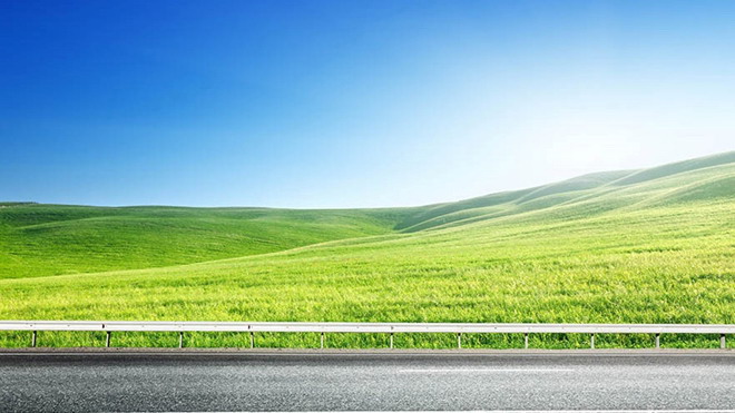 高速公路旁边的蓝天白云草地PPT背景图片（蓝天白云草原公路图片）