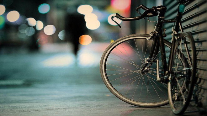 霓虹灯下的自行车PPT背景图片（骑自行车ppt背景图）